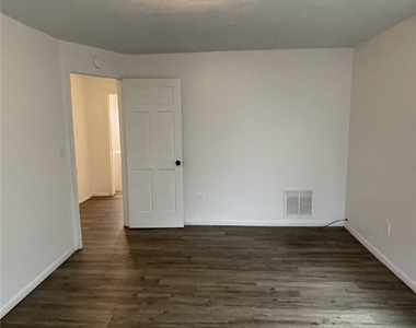 62 Whiteman Ave - Photo Thumbnail 4