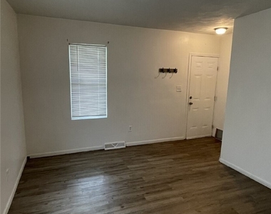 62 Whiteman Ave - Photo Thumbnail 3
