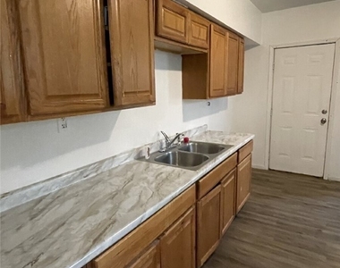 62 Whiteman Ave - Photo Thumbnail 1