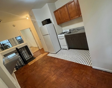 300 East 89th Street - Photo Thumbnail 3