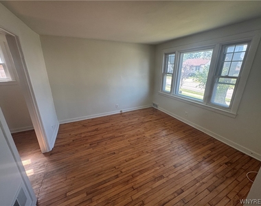 221 Evergreen Place - Photo Thumbnail 8