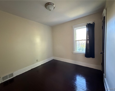 63 Wright Avenue - Photo Thumbnail 8