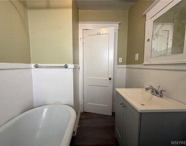 63 Wright Avenue - Photo Thumbnail 13