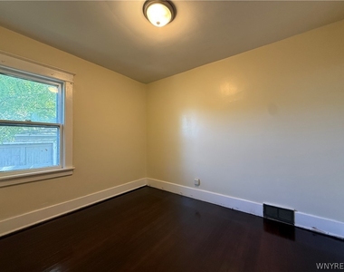 63 Wright Avenue - Photo Thumbnail 10