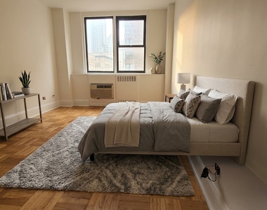 East 79th Street - Photo Thumbnail 4