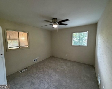 1340 Pineglen Drive - Photo Thumbnail 9