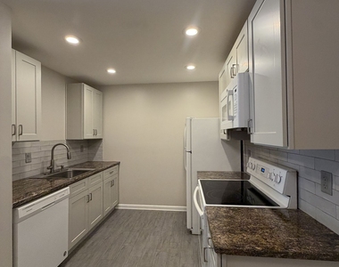 3113 Colonial Way - Photo Thumbnail 4