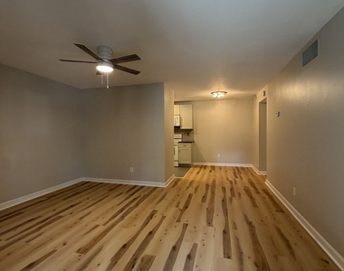 3113 Colonial Way - Photo Thumbnail 2