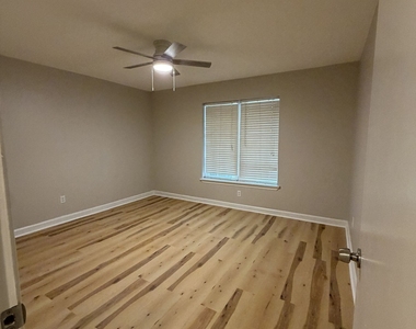 3113 Colonial Way - Photo Thumbnail 6