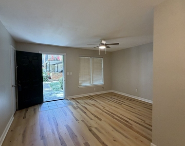 3113 Colonial Way - Photo Thumbnail 3
