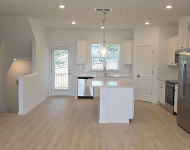 607 Rose Hill Lane - Photo Thumbnail 2