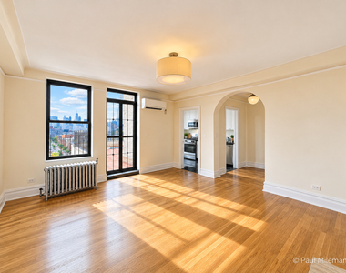 E 10th st / 2nd ave - Photo Thumbnail 4