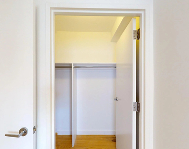 222 East 39th Street - Photo Thumbnail 3