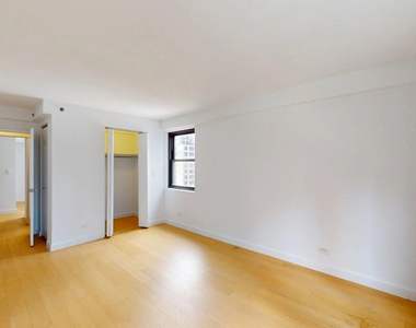 222 East 39th Street - Photo Thumbnail 1