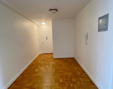 East 79th Street - Photo Thumbnail 4