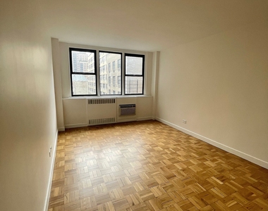 East 79th Street - Photo Thumbnail 5