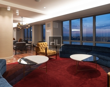 West 57th Street - Photo Thumbnail 7