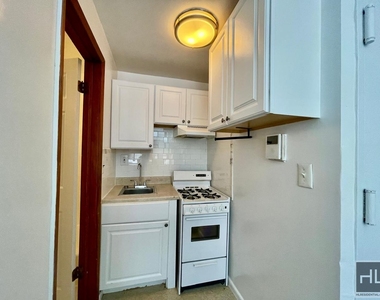 East 61 Street - Photo Thumbnail 2