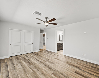 8714 E Clarendon Avenue - Photo Thumbnail 17