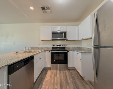 225 W Dewey Avenue - Photo Thumbnail 5
