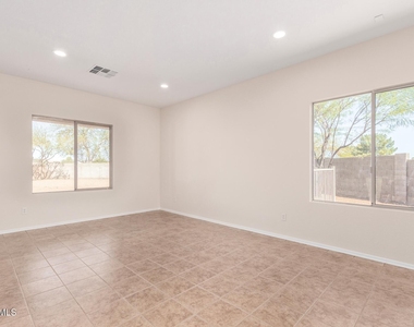 7612 S 70th Lane - Photo Thumbnail 9