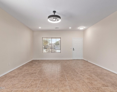 7612 S 70th Lane - Photo Thumbnail 6