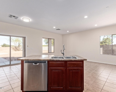 7612 S 70th Lane - Photo Thumbnail 11