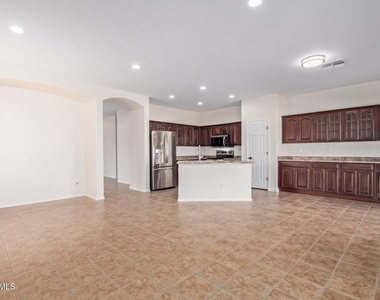7612 S 70th Lane - Photo Thumbnail 10
