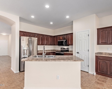 7612 S 70th Lane - Photo Thumbnail 13