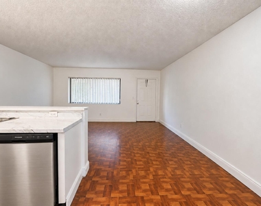 1509 Meadows Circle W - Photo Thumbnail 4