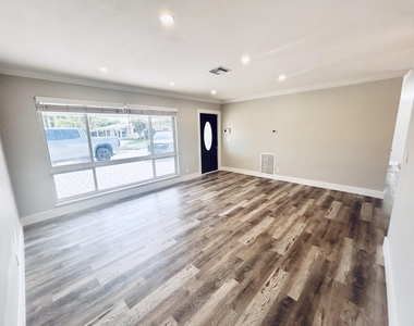 328 Se 6th Avenue - Photo Thumbnail 2