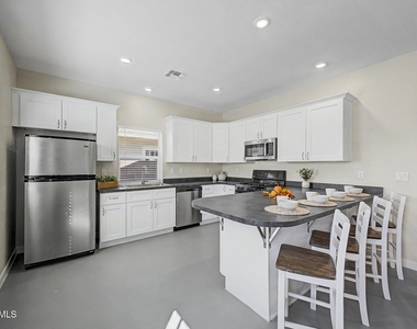 128 W Brooks Street - Photo Thumbnail 6