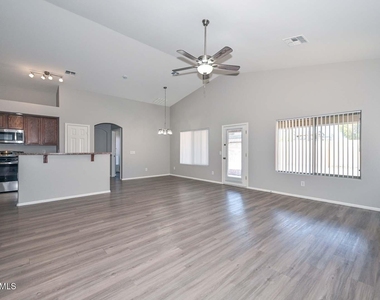 25726 W Victory Street - Photo Thumbnail 5