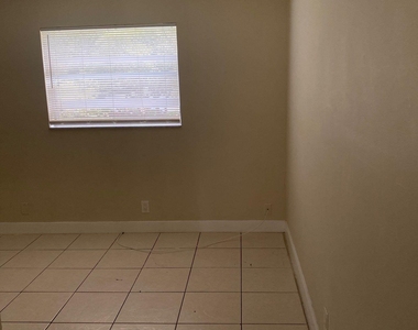 304 Nw 30th Court - Photo Thumbnail 5