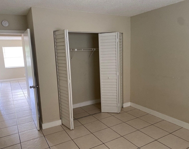 304 Nw 30th Court - Photo Thumbnail 8