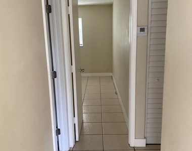 304 Nw 30th Court - Photo Thumbnail 7
