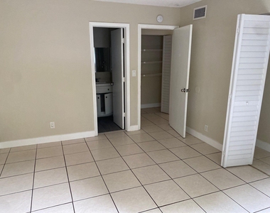 304 Nw 30th Court - Photo Thumbnail 2