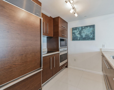 475 Brickell Avenue - Photo Thumbnail 11