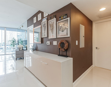 475 Brickell Avenue - Photo Thumbnail 12