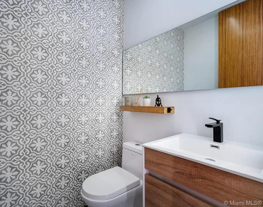 20824 Ne 30th Place - Photo Thumbnail 13