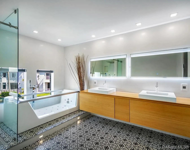 20824 Ne 30th Place - Photo Thumbnail 21