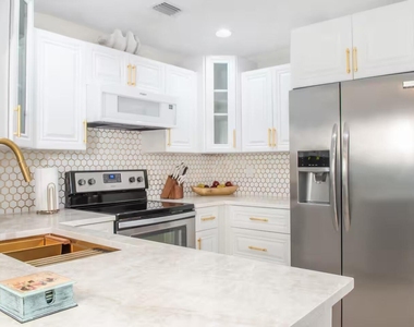 129 E Hart Street - Photo Thumbnail 5