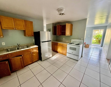 1132 Nw 5th Court - Photo Thumbnail 2