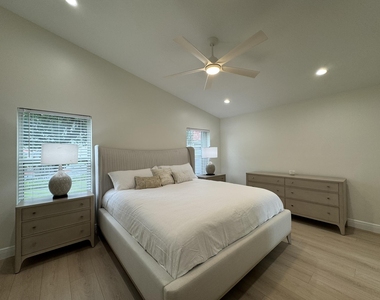 7453 Granville Avenue - Photo Thumbnail 20