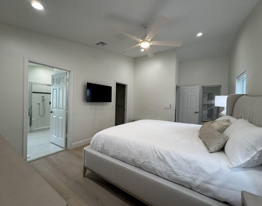 7453 Granville Avenue - Photo Thumbnail 21