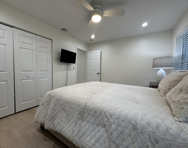 7453 Granville Avenue - Photo Thumbnail 25