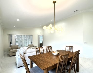 7453 Granville Avenue - Photo Thumbnail 15