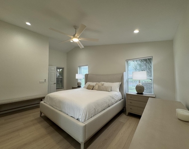 7453 Granville Avenue - Photo Thumbnail 19