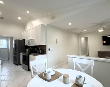 7453 Granville Avenue - Photo Thumbnail 10