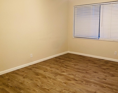 124 Yacht Club Drive - Photo Thumbnail 5